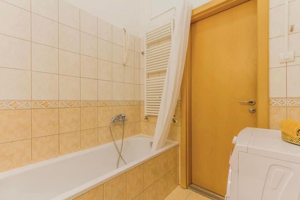 Trendy 2 Room Flat, Next To Corvin Mall Free Huge Garage! Ac,Dishwasher,Washmachine, Smart Tv Budapest Ngoại thất bức ảnh