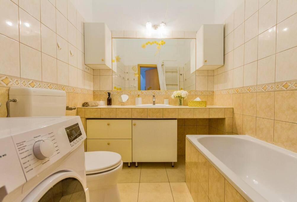 Trendy 2 Room Flat, Next To Corvin Mall Free Huge Garage! Ac,Dishwasher,Washmachine, Smart Tv Budapest Ngoại thất bức ảnh
