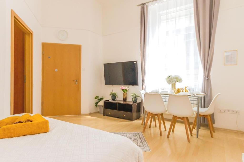 Trendy 2 Room Flat, Next To Corvin Mall Free Huge Garage! Ac,Dishwasher,Washmachine, Smart Tv Budapest Ngoại thất bức ảnh